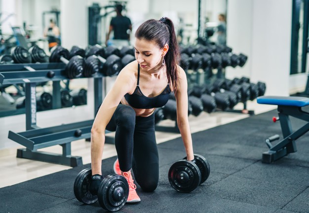 mujer haciendo ejercicio mancuernas gimnasio concepto deporte fitness estilo vida saludable 116317 2668